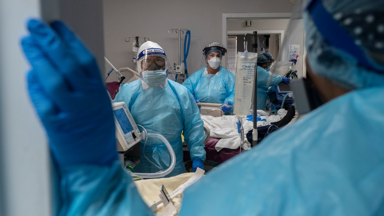 Os membros da equipe médica se preparam para um procedimento de intubação em um paciente que sofre da doença coronavírus (COVID-19) na unidade de terapia intensiva (UTI) COVID-19 no United Memorial Medical Center em 19 de novembro de 2020 em Houston, Texas. Segundo relatos, o Texas atingiu mais de 1.140.000 casos, incluindo mais de 20.600 mortes - 19/11/2020
