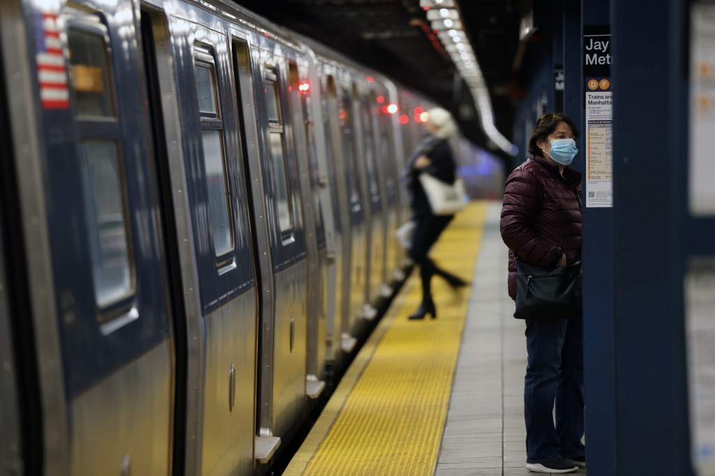 Metrô da cidade de Nova York, nos Estados Unidos, deve cortar serviços em 40% - 18/11/2020