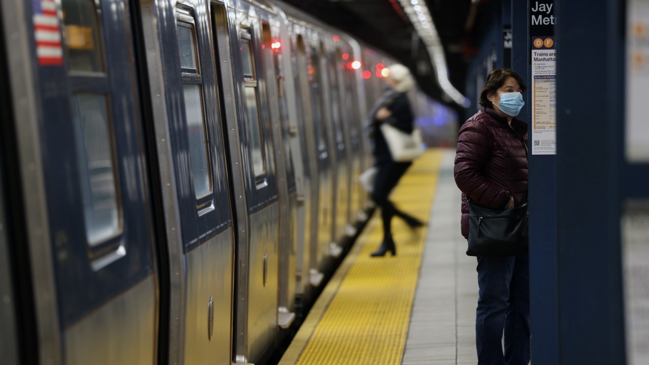 Metrô da cidade de Nova York, nos Estados Unidos, deve cortar serviços em 40% - 18/11/2020
