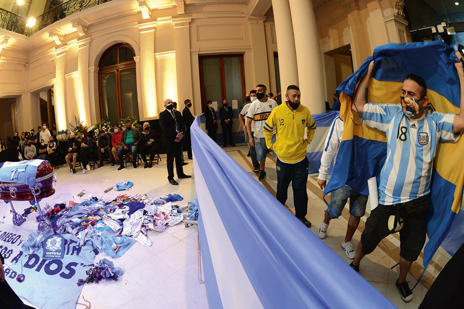 RELIGIÃO - Velório em Buenos Aires: adorado com fervor pelos “descamisados” -