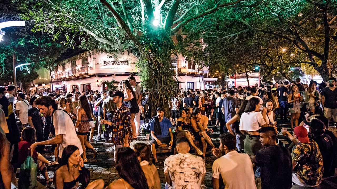 FUTURO SOB RISCO - Praça no Rio: ameaça de desemprego e de atrasos na formação profissional