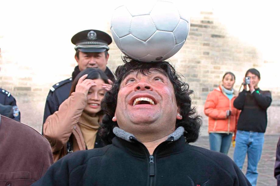 Diego Maradona joga com uma bola enquanto visita a Grande Muralha da China, em 2003 -