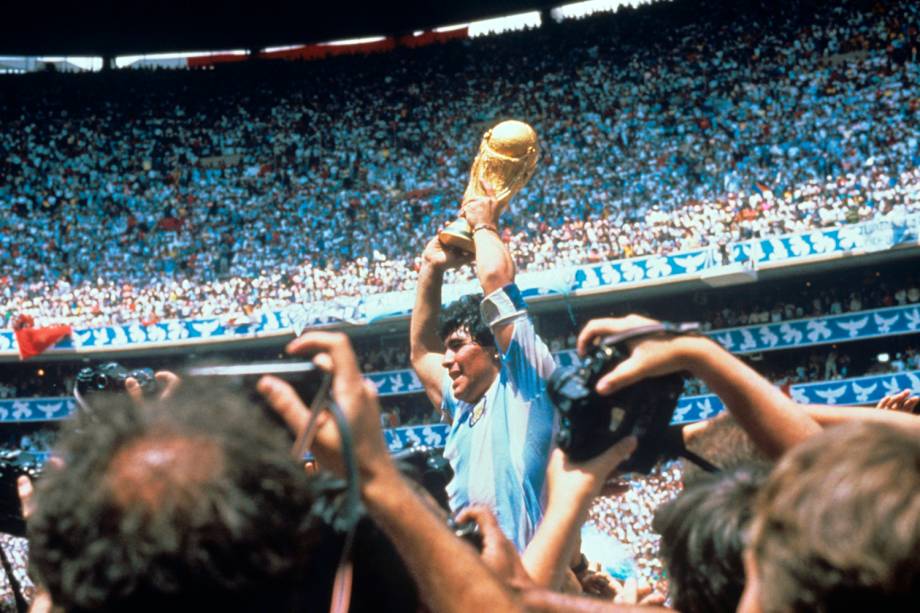 Maradona comemorando o título pela Argentina, em 1986 -