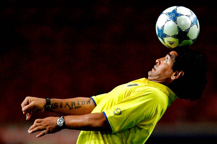 Diego Maradona mostra suas habilidades após a partida entre Ajax x Boca Juniors durante o torneio de futebol de Amsterdam, em 2005 -