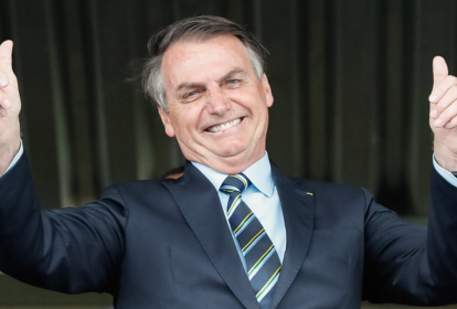 Jair Bolsonaro: conta bancária polpuda e visita surpresa em evento de Michelle