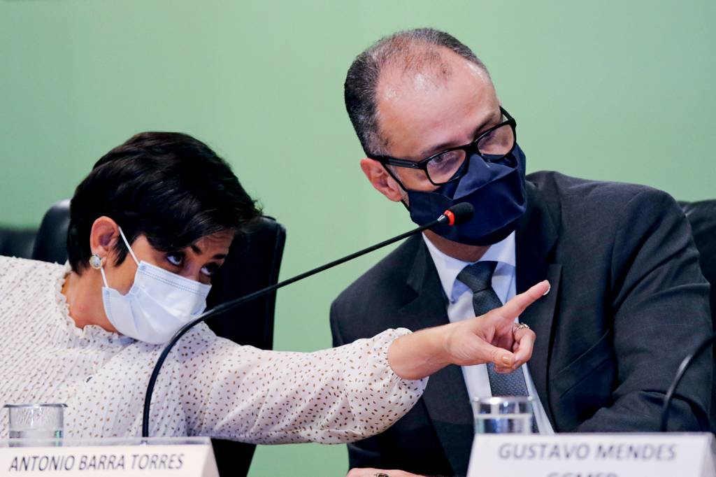 A diretora da ANVISA, Alessandra Bastos, e o diretor-presidente, Antonio Barra, durante entrevista coletiva para falar sobre a interrupcao dos estudos da vacina Coronavac A diretora da ANVISA, Alessandra Bastos, e o diretor-presidente, Antonio Barra, durante entrevista coletiva para falar sobre a interrupcao dos estudos da vacina Coronavac