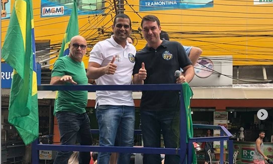 Chagas Bola com Flávio Bolsonaro e Queiroz, na campanha de 2018