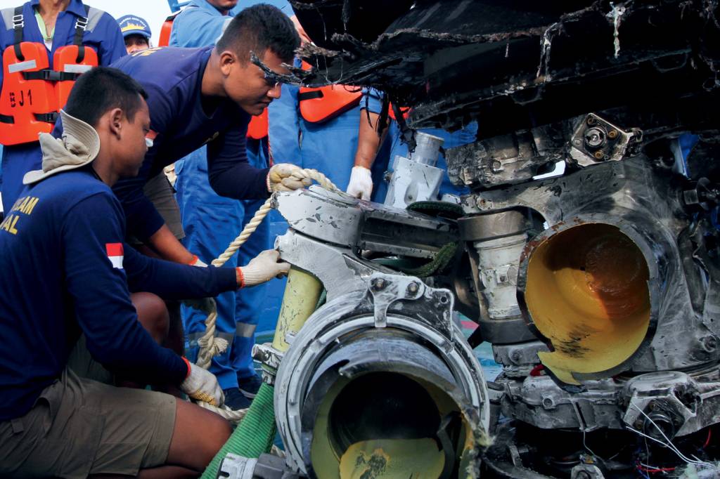 TRAGÉDIA - Desastre: os destroços resgatados do avião no mar da Indonésia -