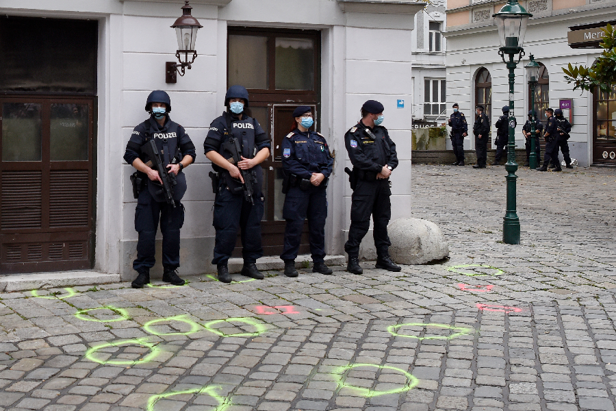 Policiais nas ruas de Viena um dia após ataque