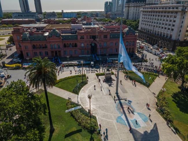 Imagem de Maradona foi pintada no centro da Plaza de Mayo, em frente à Casa Rosada