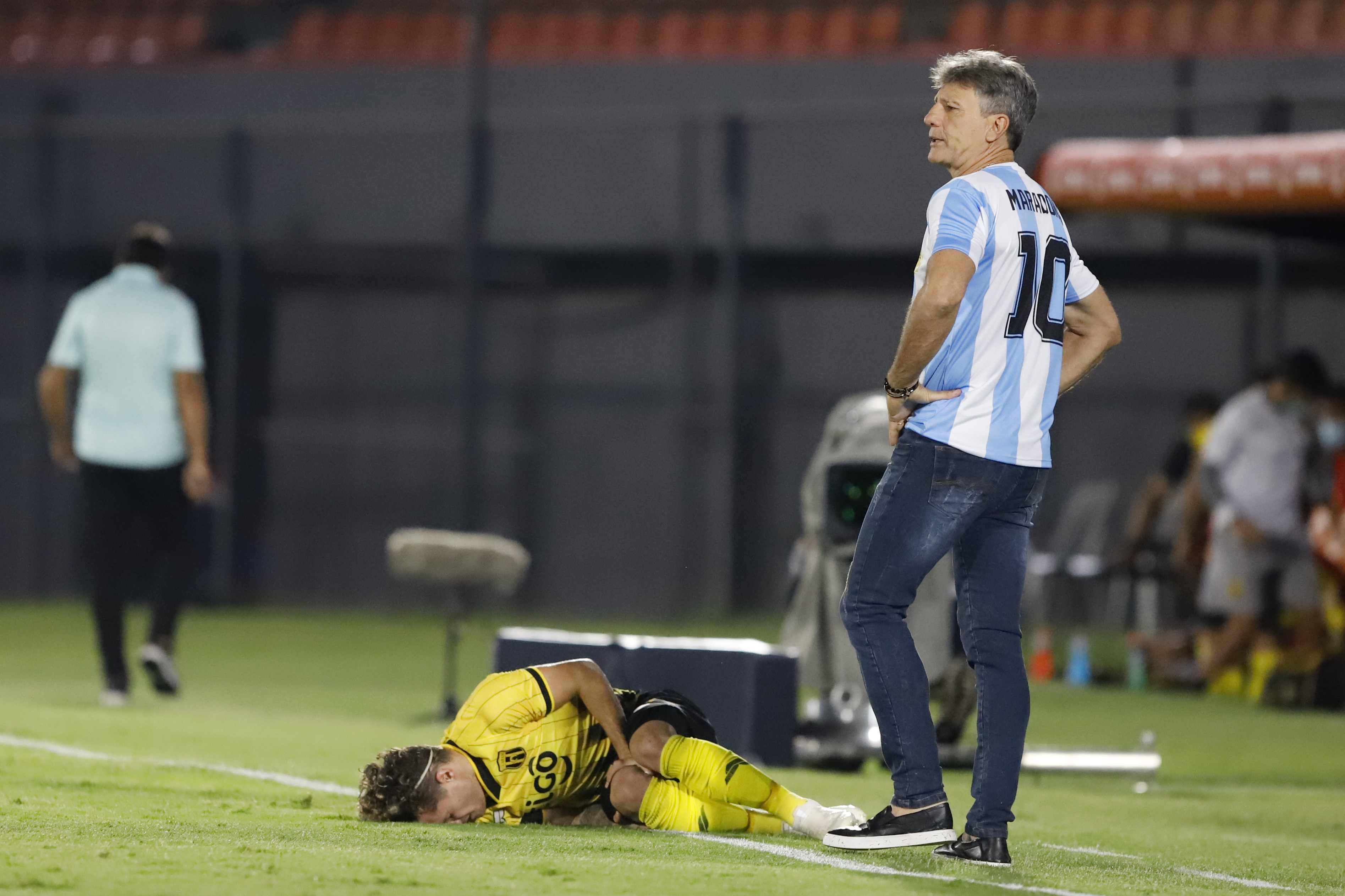 Renato Gaúcho com a camisa e Maradona na partida do Grêmio
