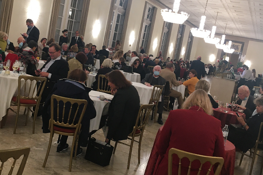 Pessoas que acompanhavam a ópera aguardam o ‘all clear’ da polícia de Viena Pessoas que acompanhavam a ópera aguardam o 'all clear' da polícia de Viena