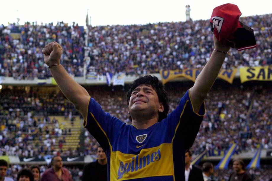 O ex-astro do futebol argentino Diego Maradona acena para a torcida no final de sua partida de despedida em Buenos Aires, Argentina, em 2001 -