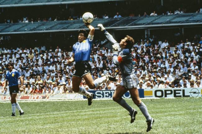 Maradona marcando o gol antológico com a mão -