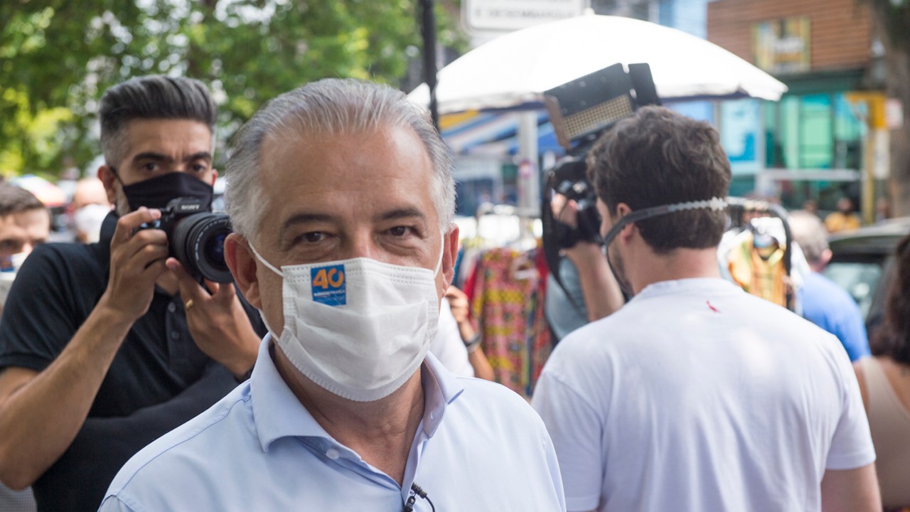 O candidato Marcio França acompanhou o seu vice, Antonio Neto, em votação no bairro de Perdizes, em São Paulo -