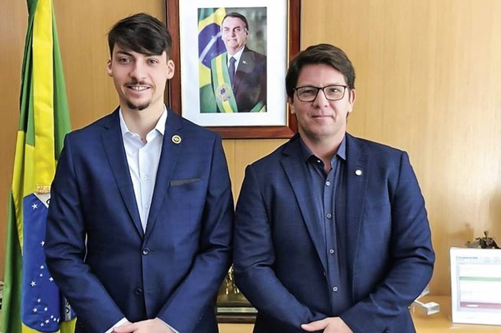 Renan-Bolsonaro-com-secretário-de-cultura-do-governo.jpg CULTURA - Renan e Frias: proposta para promover competições de games -