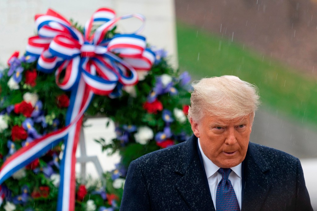 O presidente dos EUA, Donald J. Trump, participa do Dia Nacional dos Veteranos, no Cemitério Nacional de Arlington em Arlington, na Virgínia -