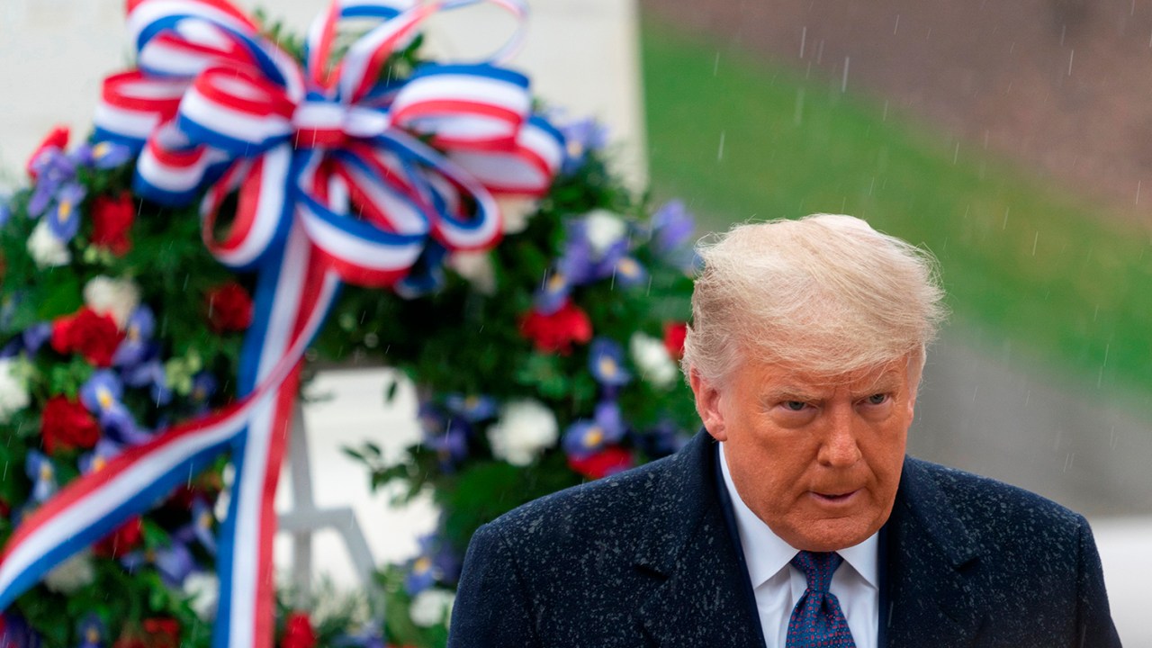 O presidente dos EUA, Donald J. Trump, participa do Dia Nacional dos Veteranos, no Cemitério Nacional de Arlington em Arlington, na Virgínia -