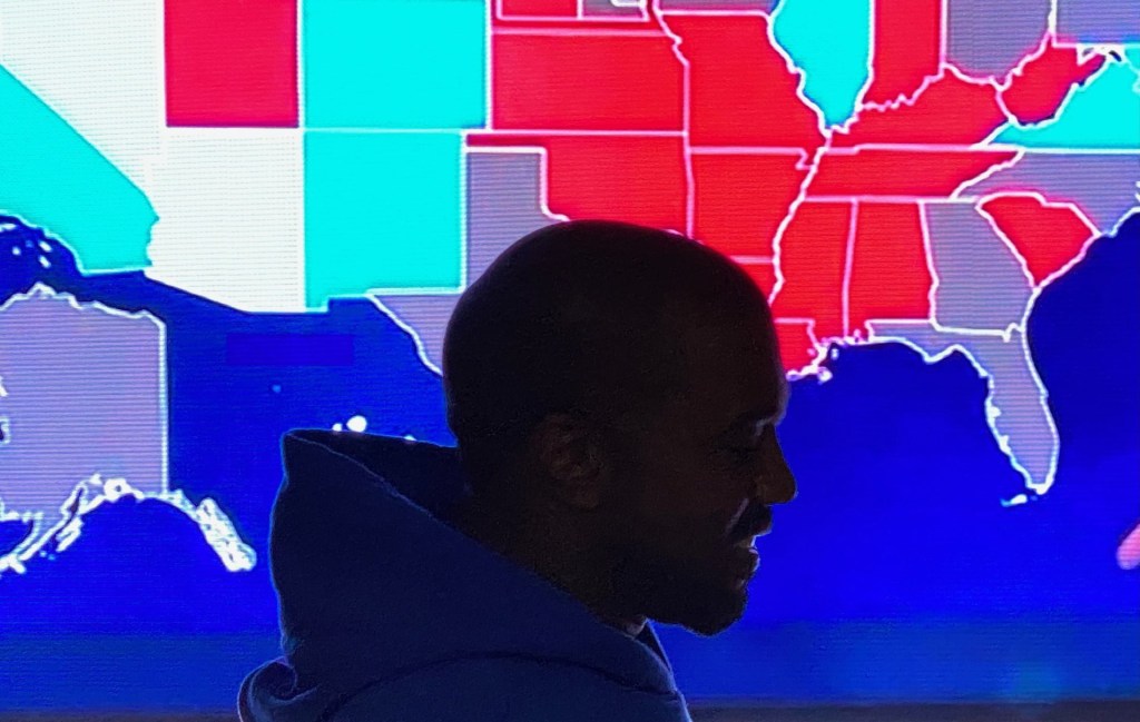 Kanye West acompanhando as apurações das eleições americanas