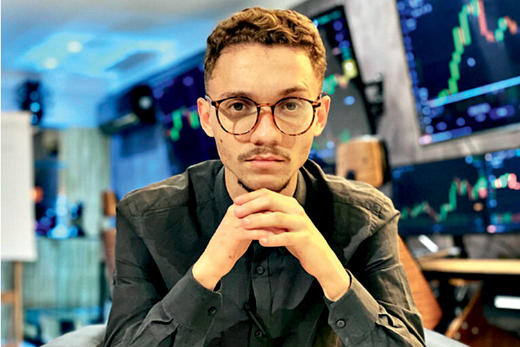 https://estrategiadopalito.com/ PALITO - Funk no YouTube: Aos 21 anos, e com três anos de experiência em trades, diz ter faturado 1 milhão de reais na bolsa. Para promover os cursos on-line, assumiu o papel de MC e lançou no YouTube um “funk ostentação” -