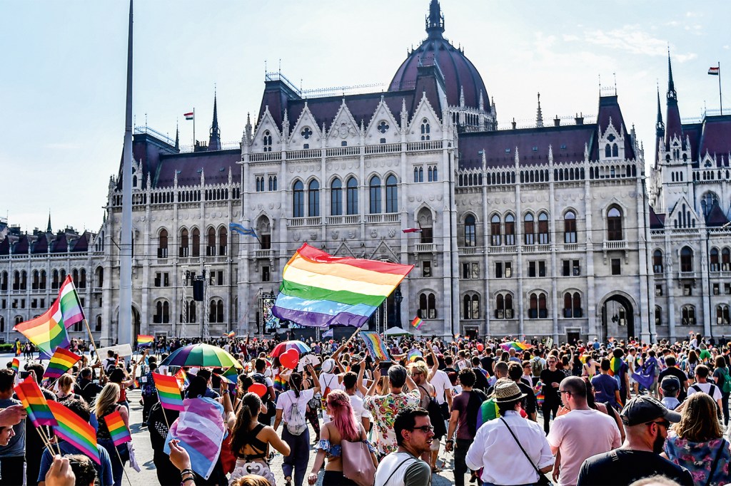 REPRESSÃO - Parada gay em Budapeste: perseguição do governo de ultradireita atinge comunidade LGBT e imigrantes -