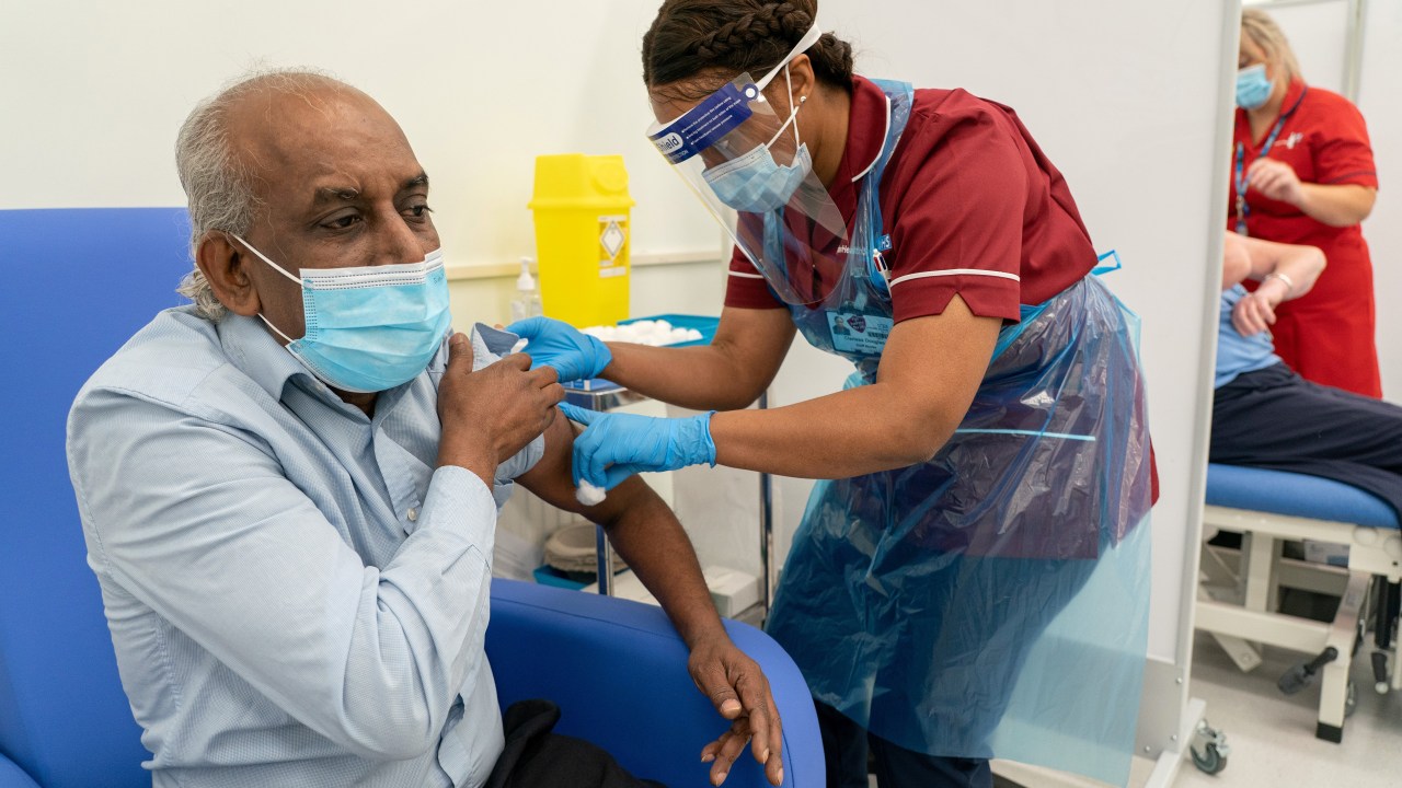 Homem recebe dose de vacina da Pfizer/BioNTech contra Covid-19 em Londres (Reino Unido), em 8 de dezembro de 2020