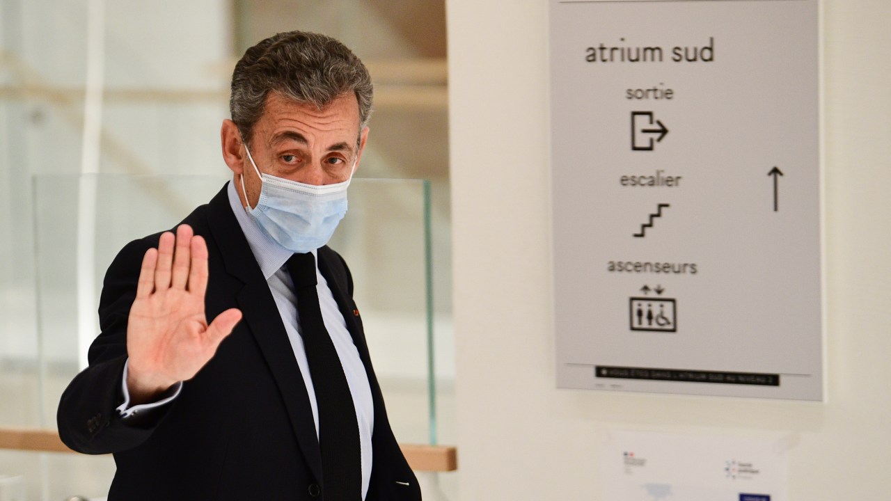 O ex-presidente francês Nicolas Sarkozy acena enquanto sai após uma audiência em seu julgamento por acusações de corrupção no tribunal de Paris - 12/08/2020