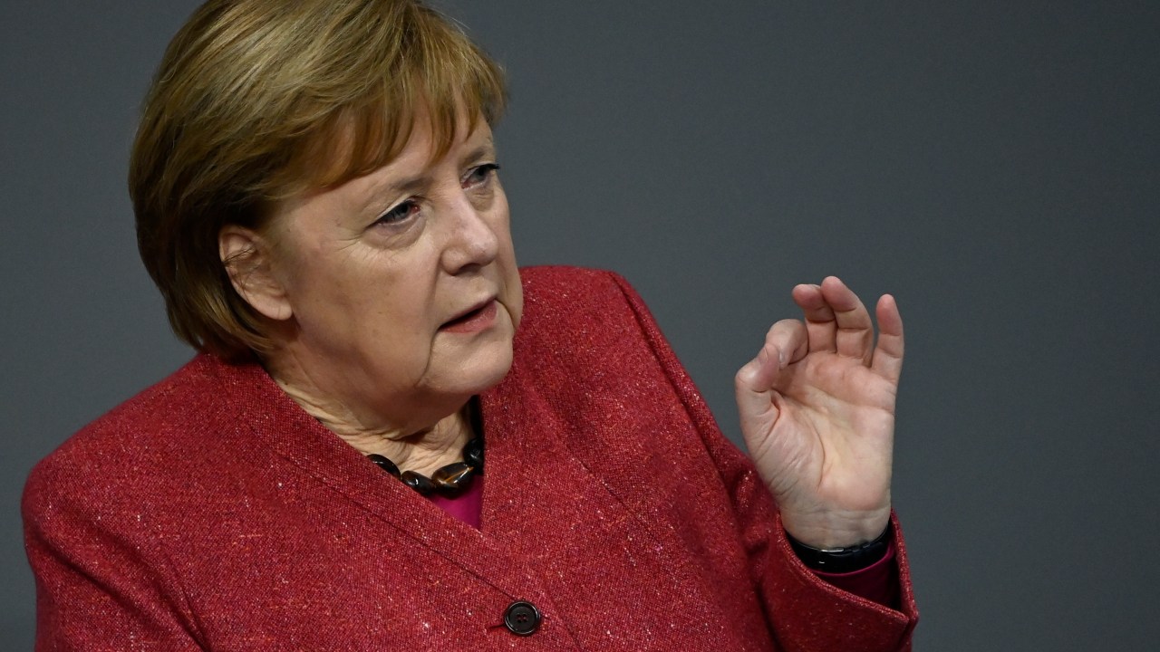 A chanceler da Alemanha, Angela Merkel, gesticula enquanto fala durante um debate no Bundestag, a câmara baixa do parlamento alemão, em Berlim - 12/09/2020