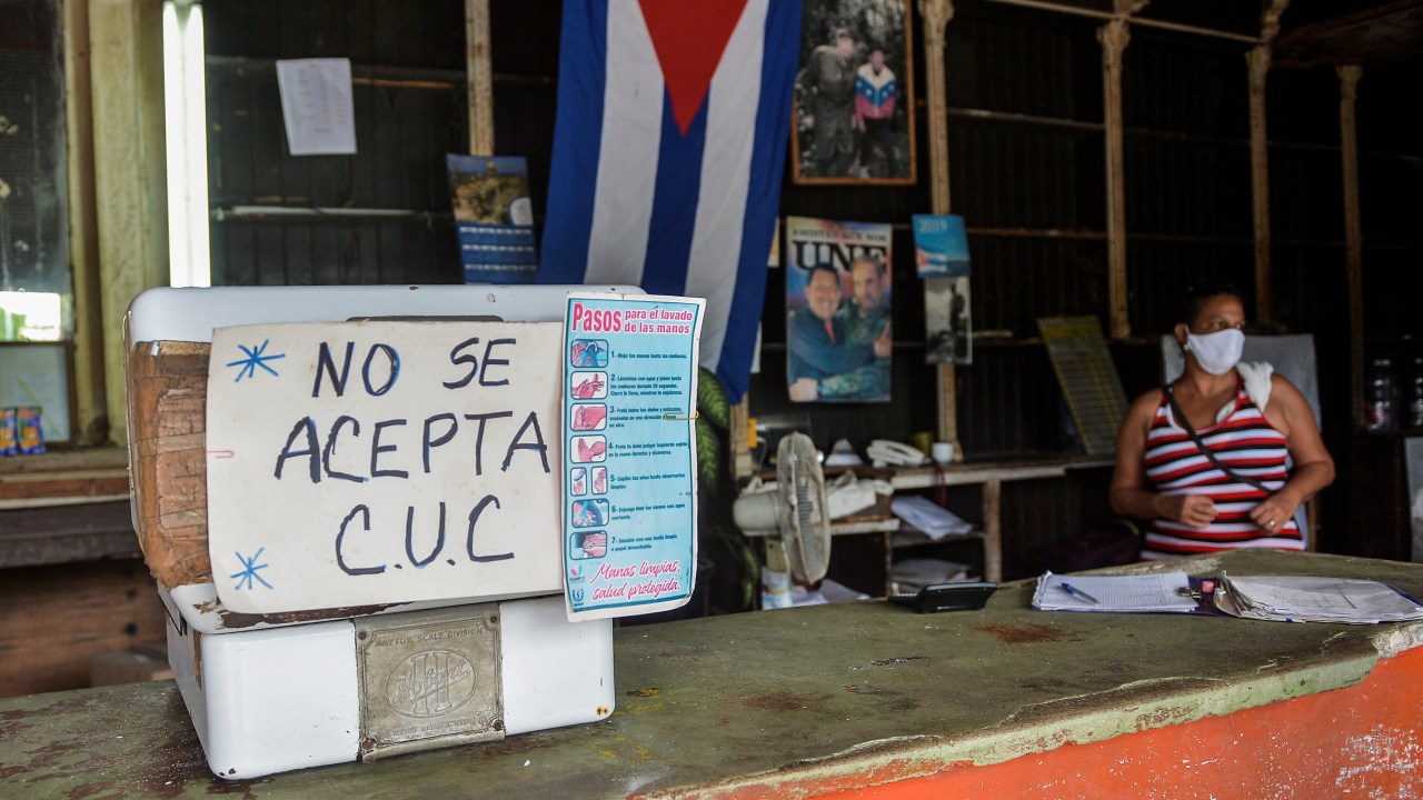 'Não se aceita CUC': sem o peso cubano conversível, governo anuncia aumento de cinco vezes nos salários e benefícios para estatais se adaptarem ao novo sistema; a medida, contudo, aumentará preços de medicamentos, alimentos e serviços - 15/09/2020
