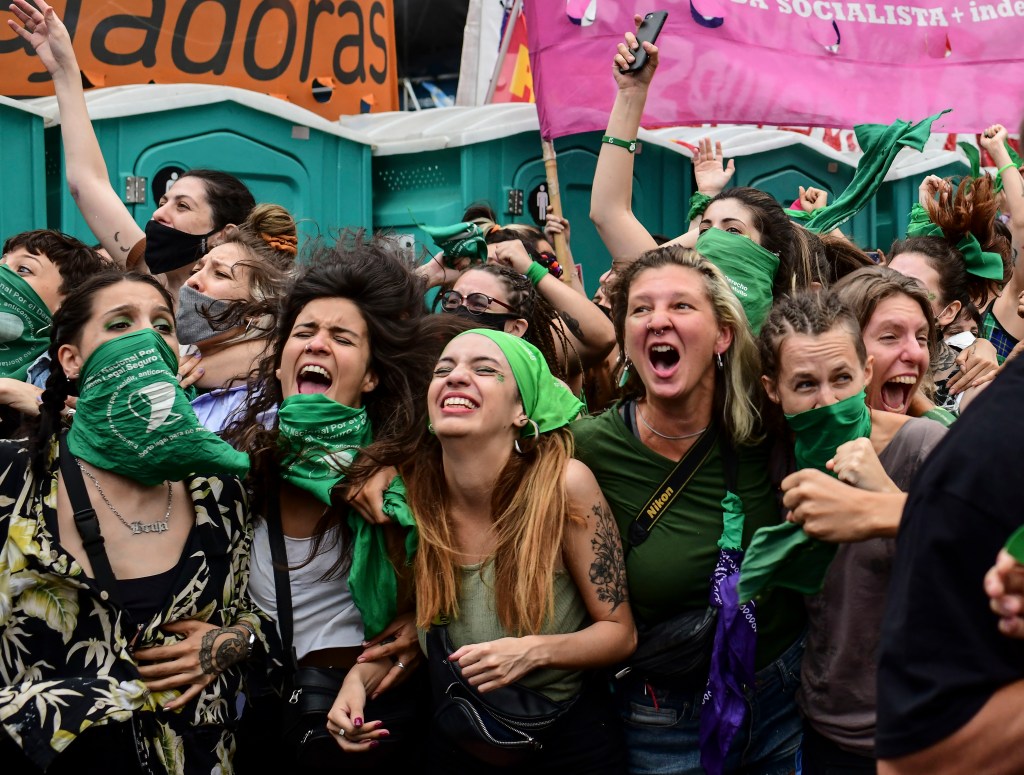 Manifestantes celebram aprovação da lei que legaliza o aborto na Argentina em Buenos Aires - 11/12/2020