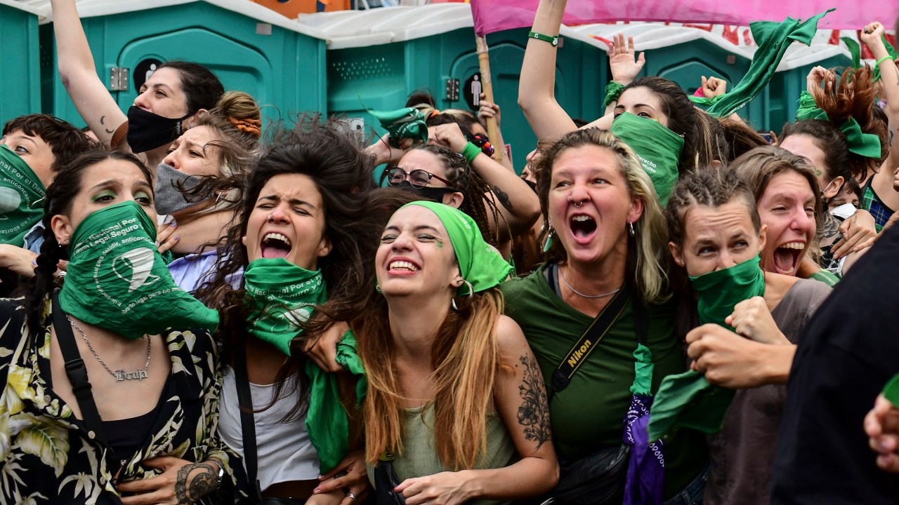 Manifestantes celebram aprovação da lei que legaliza o aborto na Argentina em Buenos Aires - 11/12/2020