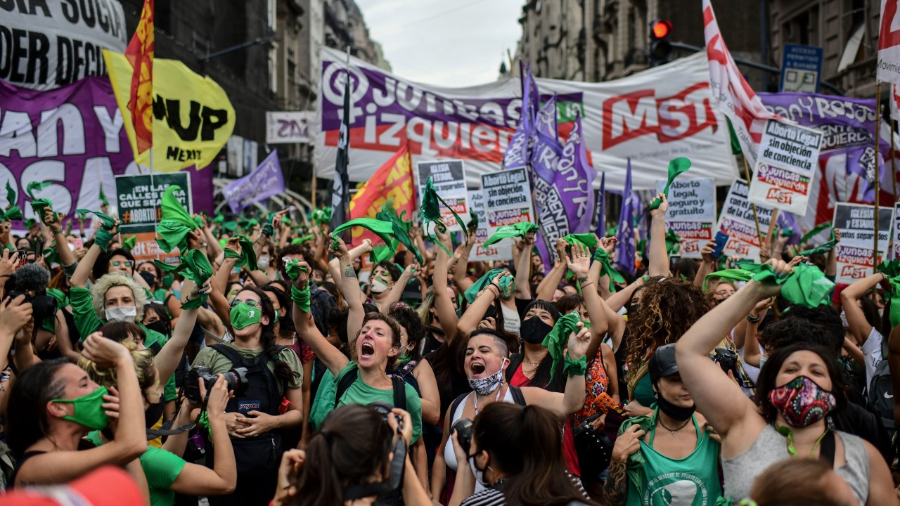 Manifestantes celebram a aprovação da legalização do aborto pela Câmara dos Deputados do lado de fora do Congresso argentino, em Buenos Aires - 11/12/2020 -