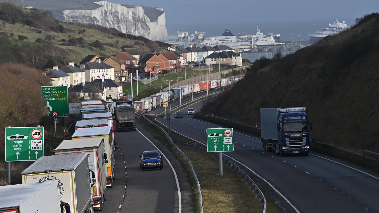 Fila de caminhões na costa sul da Inglaterra (18/12/2020)