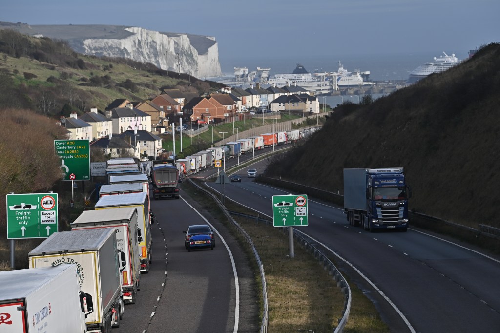 Fila de caminhões na costa sul da Inglaterra (18/12/2020)