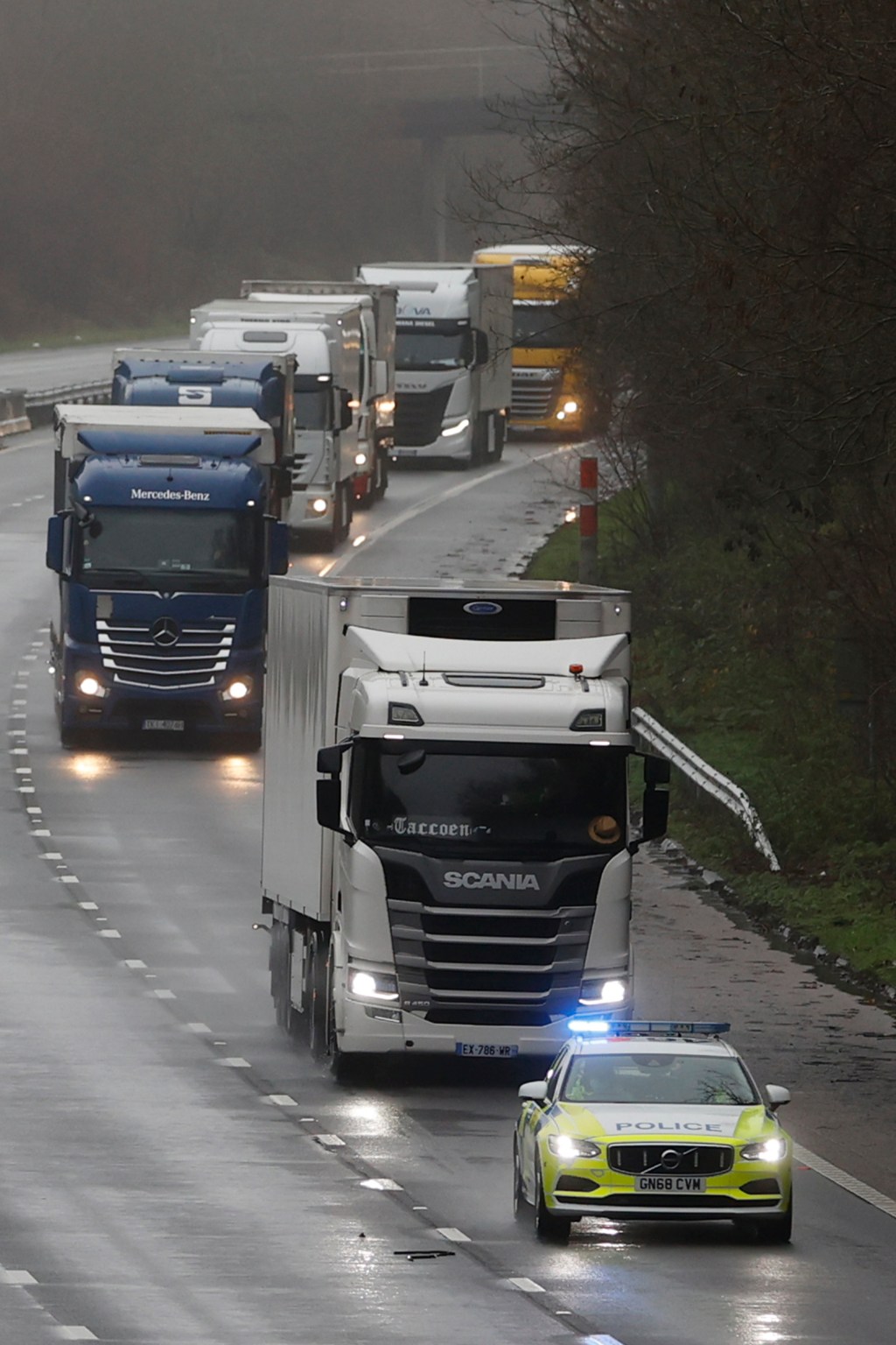 Caminhões de carga ficam retidos no Porto de Dover, na Inglaterra, após França decretar fechamento de fronteira