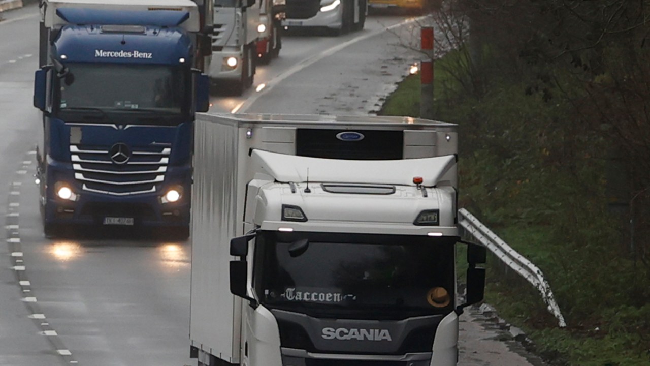 Caminhões de carga ficam retidos no Porto de Dover, na Inglaterra, após França decretar fechamento de fronteira