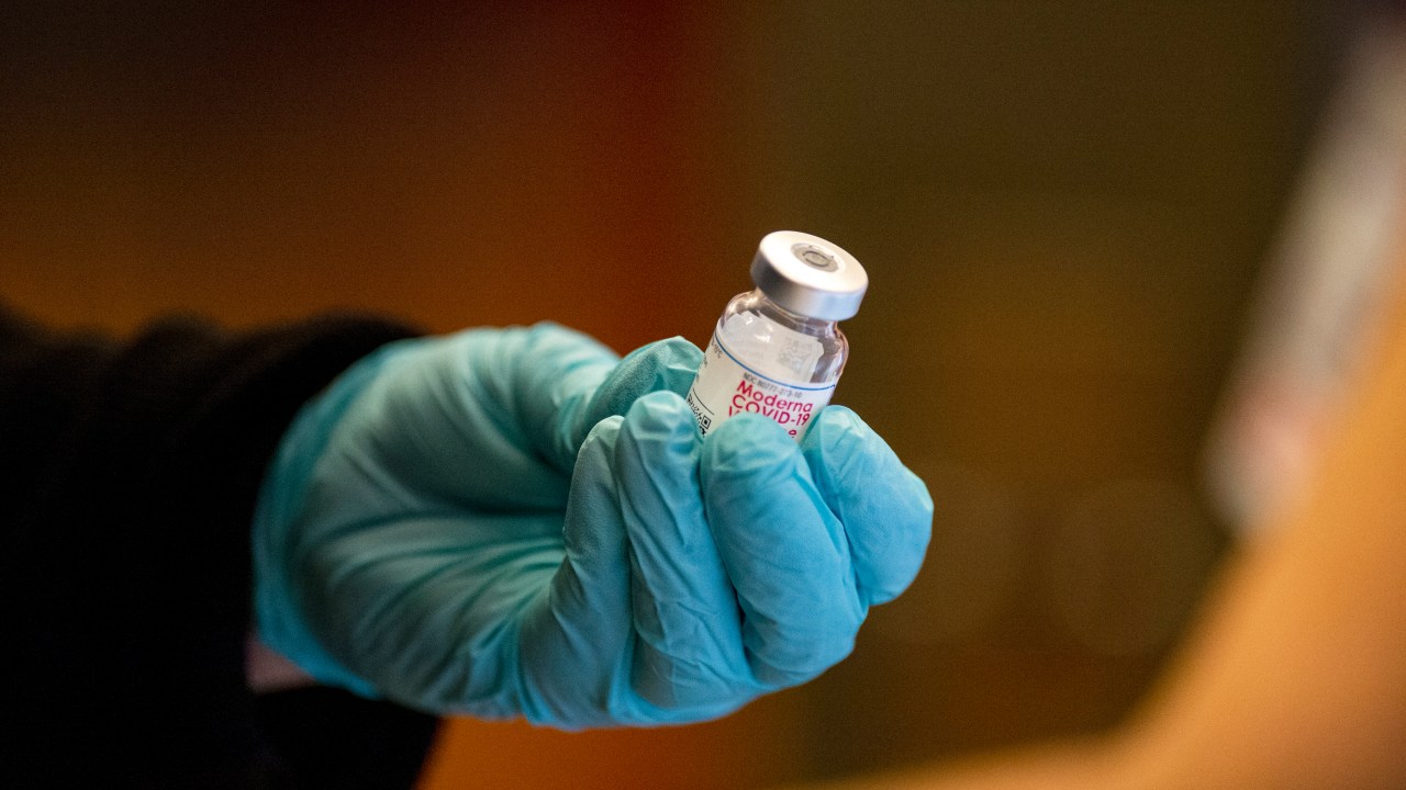 Vacina da Moderna no hospital Hartford, em Hartford, Connecticut (EUA) em dezembro de 2020 |
