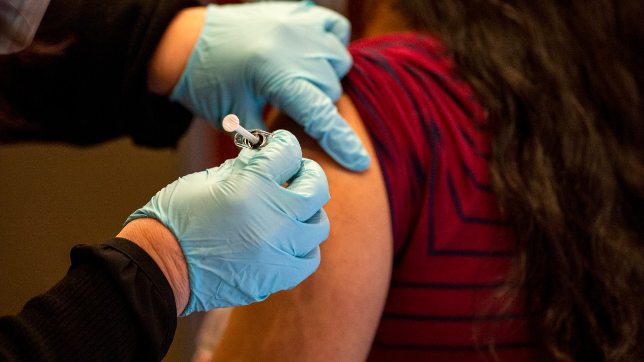 Médica nos Estados Unidos recebe doses da vacina da Moderna