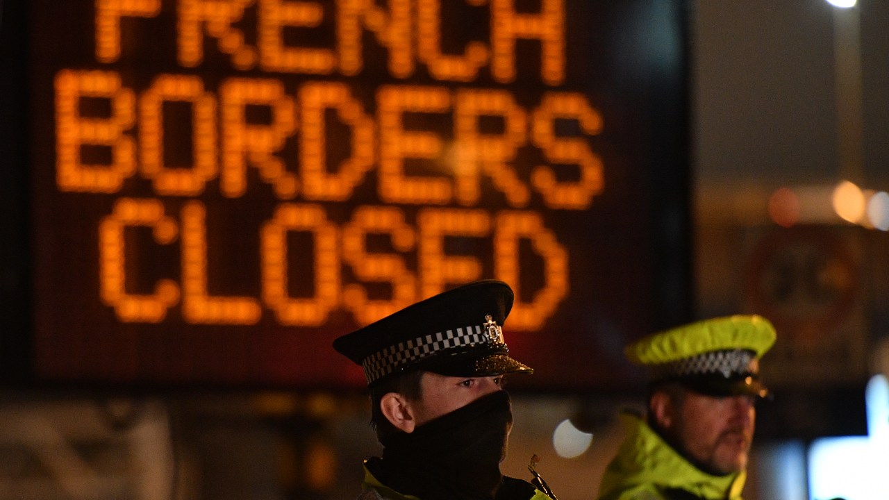 Policiais bloqueiam acesso ao porto de Dover, no sul da Inglaterra, principal ligação do país com a França