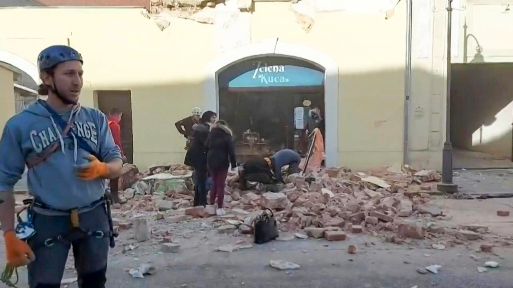 Trecho de vídeo publicado pela Cruz Vermelha croata mostra pessoas resgatando vítimas em destroços após terremoto em Petrinja. 29/12/2020