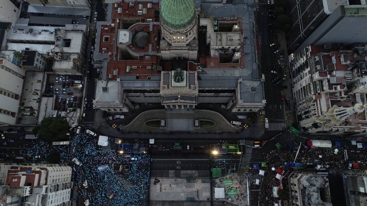 Imagem aérea mostra ativistas anti-aborto e ativistas a favor do do lado de fora do Congresso da Argentina, em Buenos Aires, antes de votação no Senado. 29/12/2020