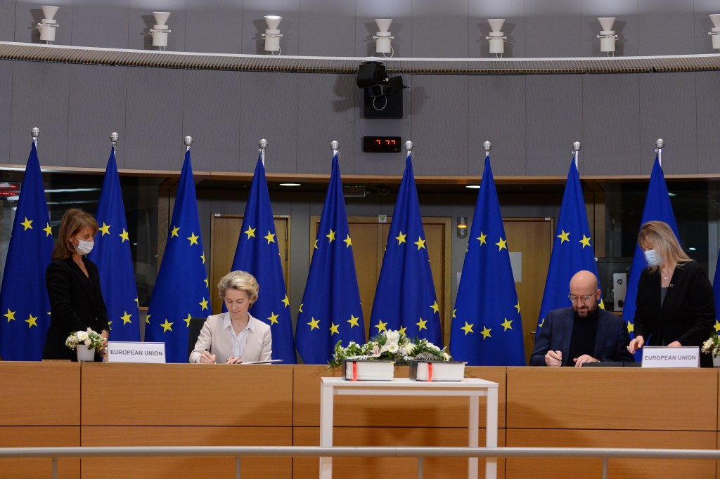 Presidente da Comissão Europeia, Ursula von der Leyen, e presidente do Conselho Europeu, Charles Michel, assinam acordo em Bruxelas. 30/12/2020