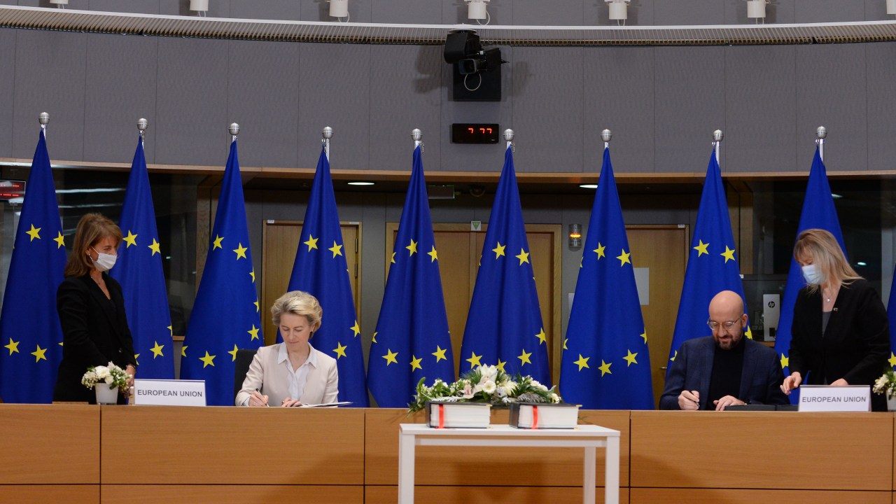 Presidente da Comissão Europeia, Ursula von der Leyen, e presidente do Conselho Europeu, Charles Michel, assinam acordo em Bruxelas. 30/12/2020