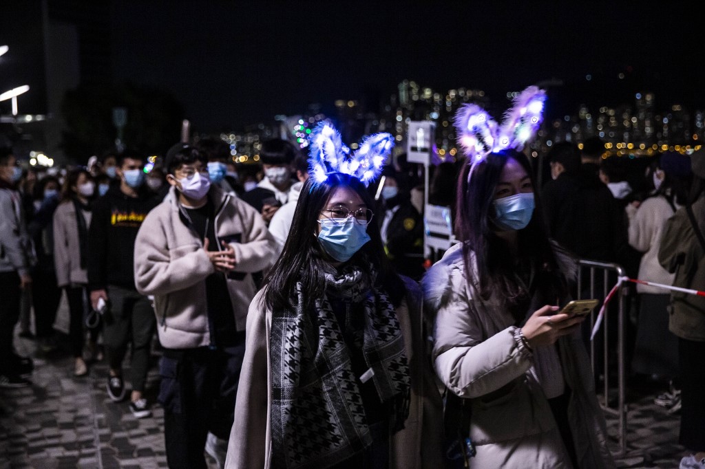 Jovens em Hong Kong comemoram a chegada do Ano Novo