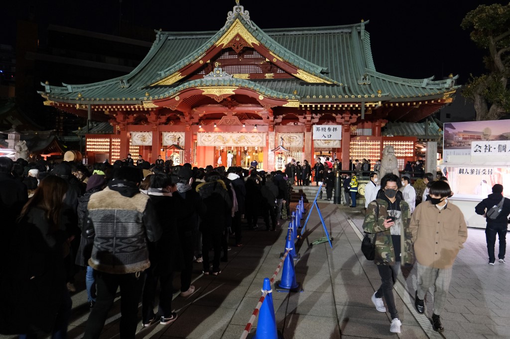 Multid&atilde;o visita santu&aacute;rio Kanda Shrine, em T&oacute;quio, para fazer ora&ccedil;&otilde;es na entrada do Ano Novo