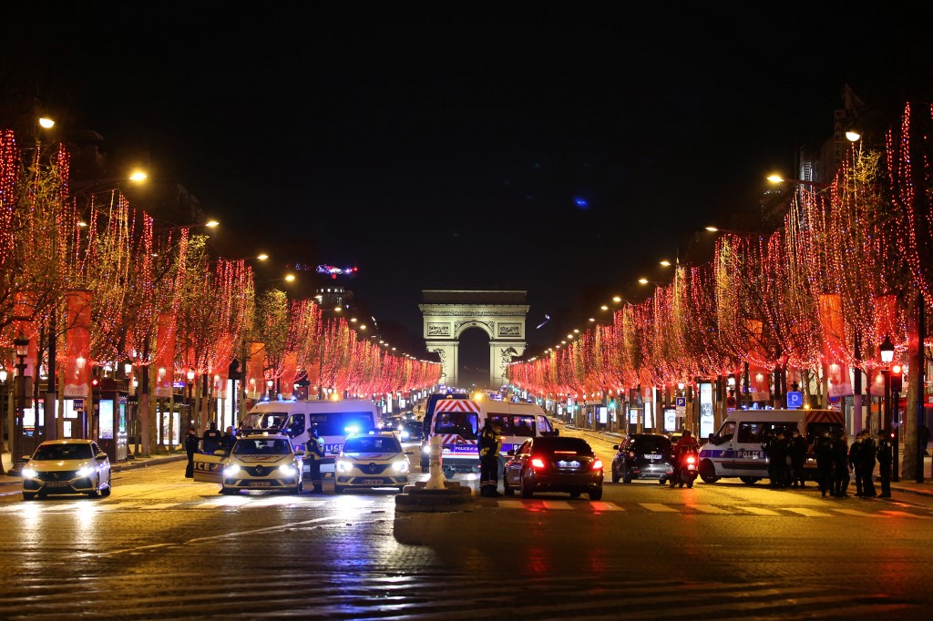 Polícia francesa cerca a avenida Champs-Élysées, próximo ao Arco do Triunfo, para evitar aglomerações na virada do ano -