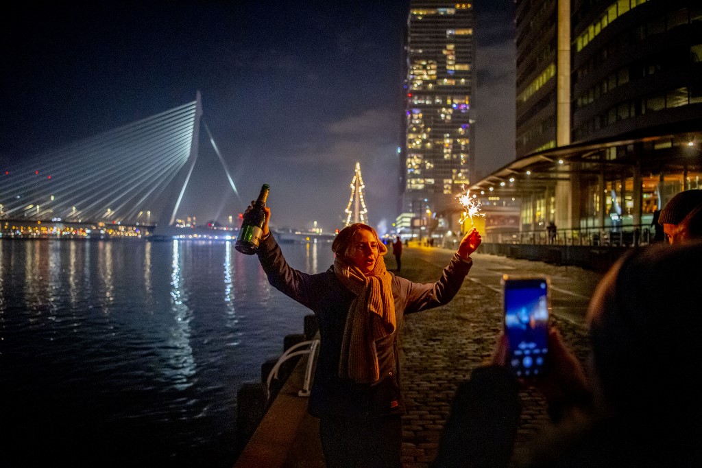 Cidadã quebra isolamento em Roterdã, na Holanda (31/12/2020)