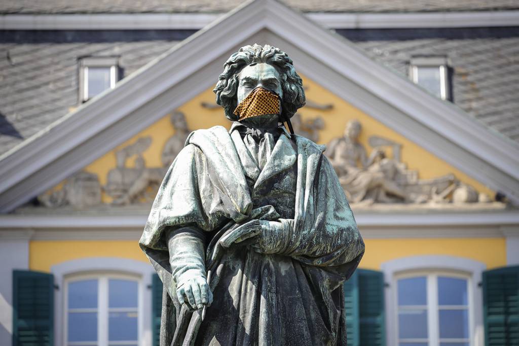 PANDEMIA - Máscara em estátua de Beethoven na Alemanha: festa adiada -