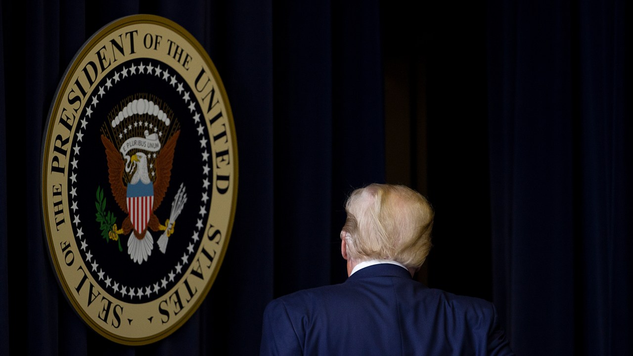 Presidente dos Estados Unidos, Donald Trump, deixa evento em Washington. 08/12/2020