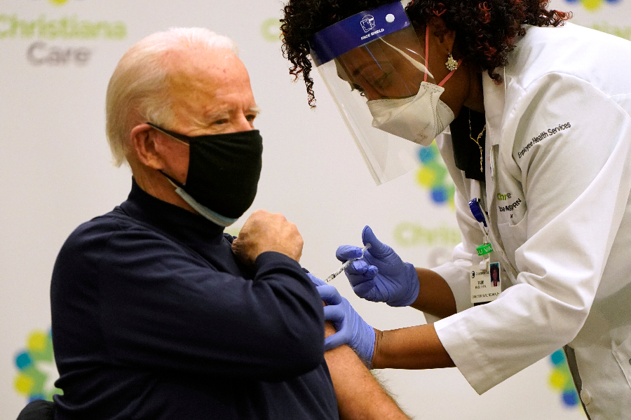 Joe Biden sendo vacinado
